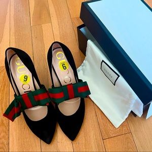 Gucci black suede removable web Accent pumps